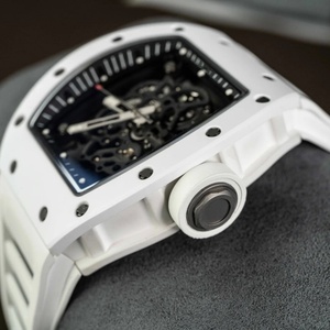 Montre mécanique sportive de luxe discrète pour homme, boîtier blanc résistant aux rayures, mouvement entièrement squeletté, forme tonneau. - Product Image 2