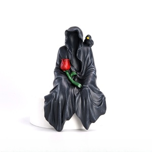 Adorno de Túnica de Halloween BCA28 fantasma sin rostro con capa negra decoración de resina de escritorio para el hogar gótico patrón de modelo pequeño - Product Image 4