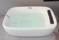 Baignoire rectangulaire autoportante de luxe moderne pour deux personnes avec hydromassage et drainage, en acrylique, pour usage hôtelier et spa intérieur