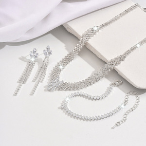 Exquisito y Minimalista Juego de Collar y Pendientes para Novias, Accesorios de Boda - Product Image 4