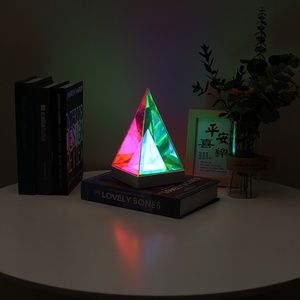 Lámpara de Noche LED Triangular Acrílica Eléctrica OEM Avanzada con Control Táctil para Cubo, Luz Ambiental para Sala de Competición/Escritorio - Product Image 4