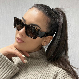 <span class=keywords><strong>2022</strong></span> nueva <span class=keywords><strong>moda</strong></span> superventas gafas <span class=keywords><strong>de</strong></span> sol cuadradas <span class=keywords><strong>de</strong></span> gran tamaño <span class=keywords><strong>para</strong></span> <span class=keywords><strong>mujer</strong></span> <span class=keywords><strong>lentes</strong></span> <span class=keywords><strong>de</strong></span> gradiente <span class=keywords><strong>de</strong></span> alta calidad rojo PC contorno blanco barato - Product Image 1
