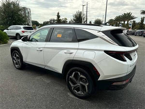 Vente de voitures d'occasion pas chères : SUV 4 portes hybride AWD 2022 avec sièges en cuir, toit ouvrant et caméra de recul, d'un seul propriétaire - Product Image 4