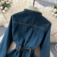 Robe en jean élégante à col contrastant et manches longues pour femme, avec découpes à la taille, boutonnage simple et ceinture, longueur midi, idéale pour un look décontracté