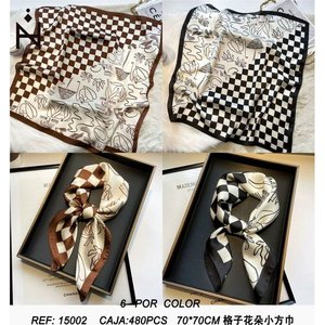 Foulard quadrato a quadretti con motivo floreale 70x70 cm in seta, accessorio moda per donna - Product Image 3