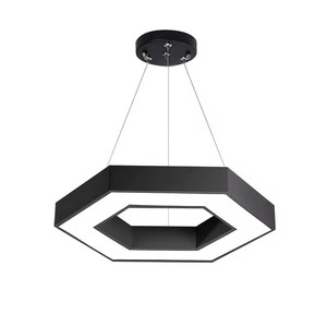 Lampada <span class=keywords><strong>a</strong></span> <span class=keywords><strong>Sospensione</strong></span> Esagonale Moderna <span class=keywords><strong>a</strong></span> LED per Ufficio, Lampada Lineare per Palestra e Stadio, <span class=keywords><strong>Lampadario</strong></span> dalla Forma Irregolare - Product Image 1