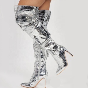 Botas de tacón fino para mujer, hasta la rodilla, con bolsillos, punta afilada, camuflaje, estilo vaquero, talla 44, Silver Prints - Product Image 1