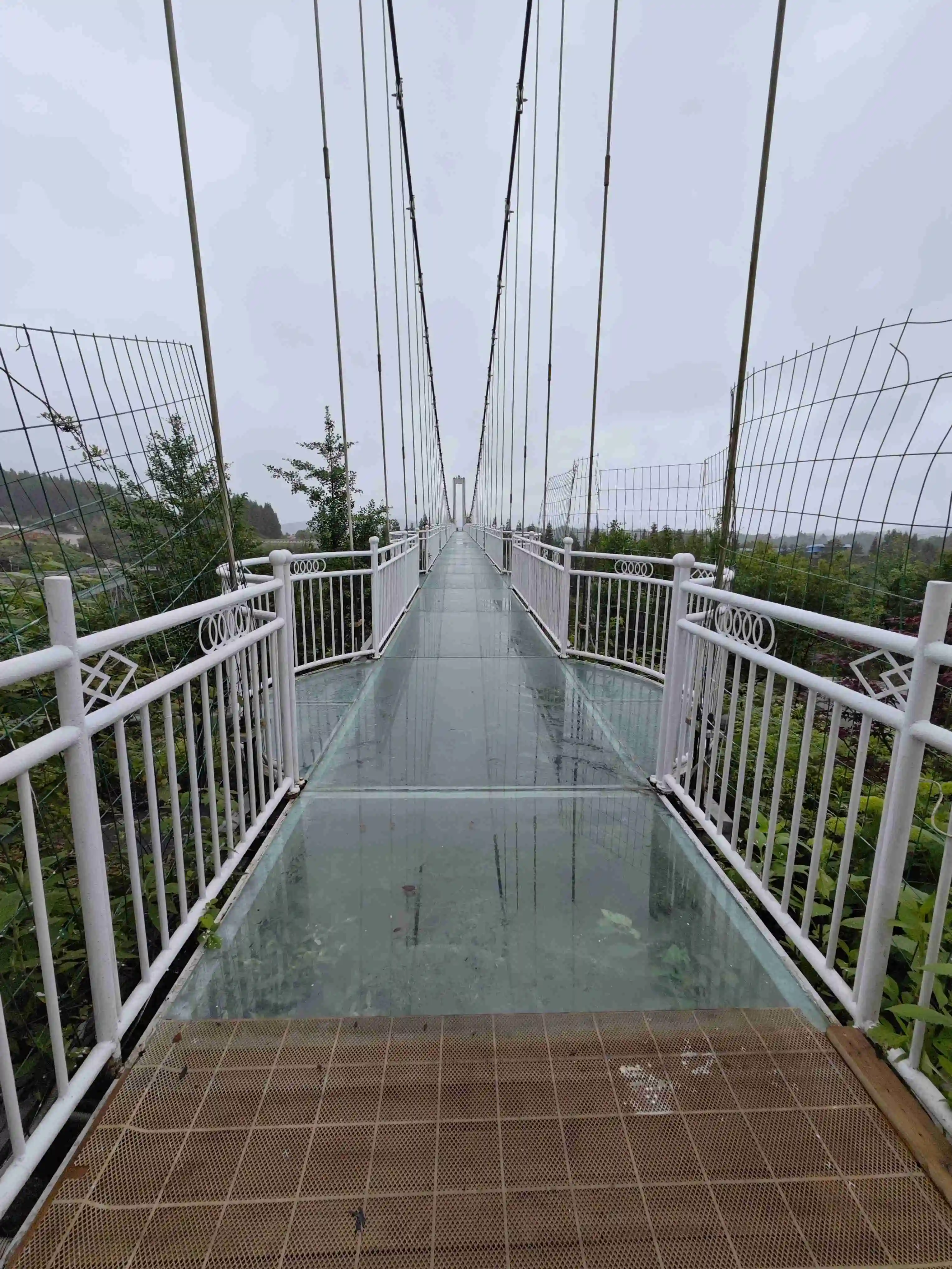 Pont de passerelle en verre à fond d'aventure en plein air de tache scénique avec le verre feuilleté de pont d'explosion