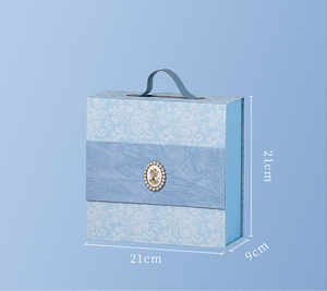 Boîte-Cadeau de Luxe à Main JOYWOOD Design Sophistiqué Inspiré du Daim et de la Dentelle Idéale pour les Mariages et les Occasions Spéciales. - Product Image 6