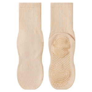 Chaussettes de yoga personnalisées, chaussettes de sport antidérapantes en coton mi-mollet pour femmes, chaussettes de maintien de la taille, chaussettes d'intérieur - Product Image 2