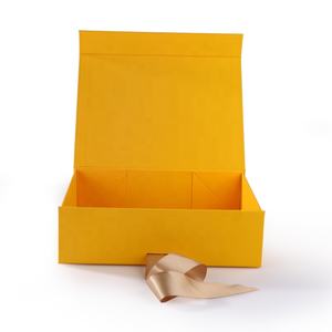 Groupe Boîtes pliantes de luxe ivoire Boîte cadeau à fermeture magnétique Ruban interchangeable Laminage brillant Gaufrage Matériaux recyclés - Product Image 4