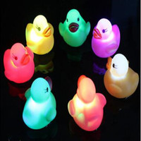 Nuevo juguete del baño del bebé pato de goma amarillo juguete diversión Funny gadgets padres juegos multicolor LED baño Baño juguete