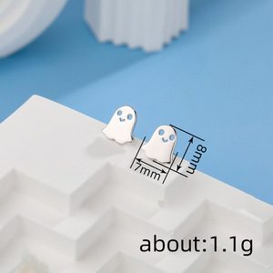 Orecchini a Perno con Fantasmino Sorridente, Gioielli Minimalisti a Tema Festivo, Eleganti Orecchini da Donna - Product Image 3