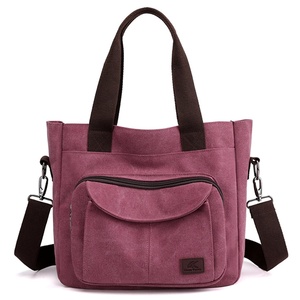 Sacs fourre-tout ajustables à bandoulière avec broderie – Imperméables et portables, fermeture éclair sécurisée, sangle confortable pour une utilisation nomade - Product Image 4
