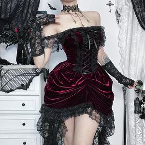 Elegante <span class=keywords><strong>Abito</strong></span> Gotico <span class=keywords><strong>Bordeaux</strong></span> in <span class=keywords><strong>Velluto</strong></span> con Spalle Scoperte, Dettagli in Pizzo Nero e Orlo Asimmetrico - <span class=keywords><strong>Abito</strong></span> da Sera Vittoriano all'Ingrosso - Product Image 1