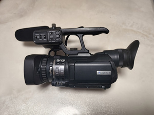 Precio al por Mayor de Cámaras de Video Portátiles Profesionales JVCs GY-HM100 Full HD Usadas con Estabilización de Imagen - Product Image 1