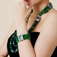 Parure de bijoux faite à la main en laiton et zircon avec collier, boucles d'oreilles et bracelet à trois rangs de perles vertes exagérées – Cadeau de haute qualité pour femme