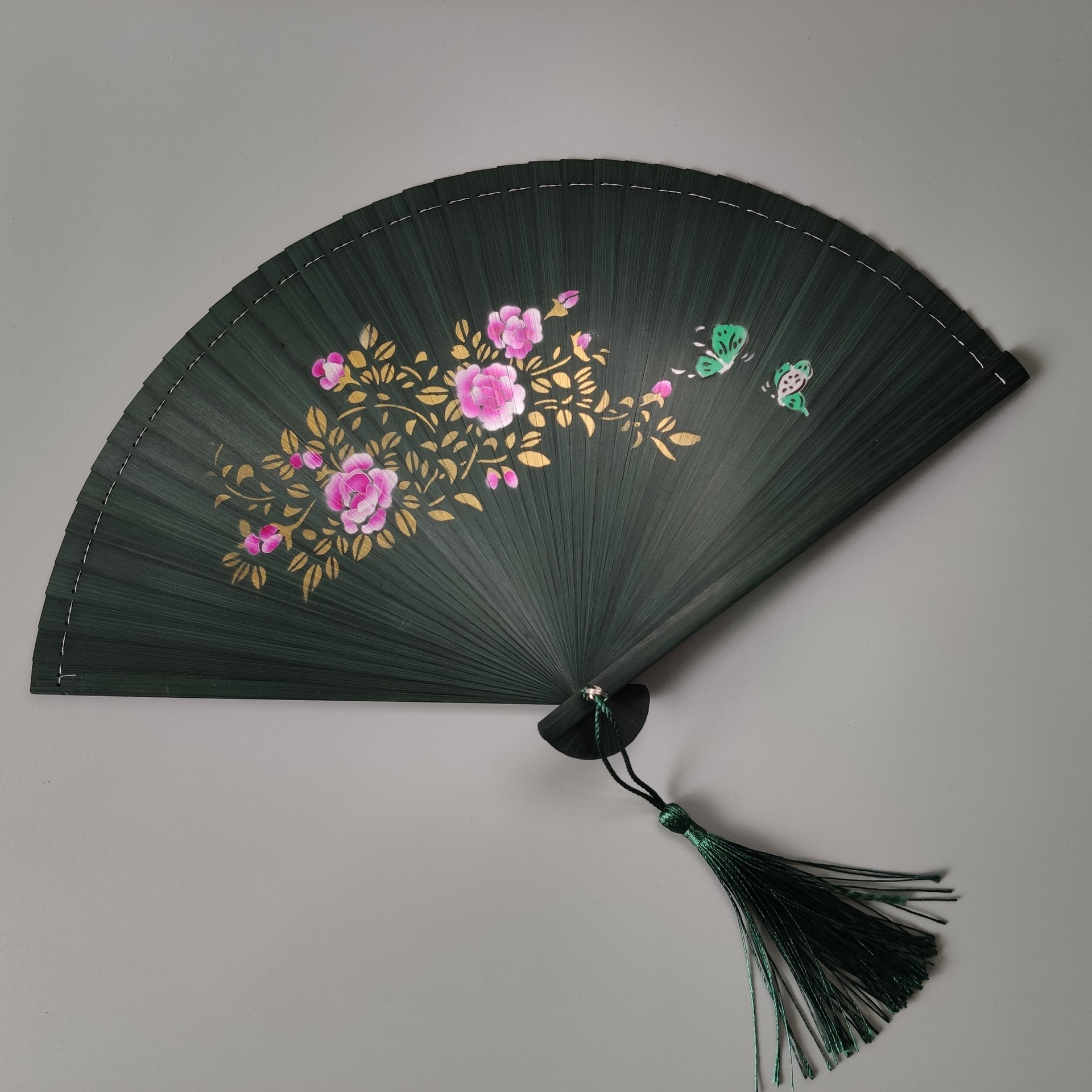 Beaucoup de fleurs et papillons flottants - tige verte