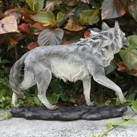 Statue de loup gris réaliste en résine avec texture de fourrure réaliste, figurine en position de marche pour la décoration intérieure, sculpture animale artisanale