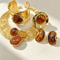 Ensemble collier ras-de-cou multi-brins épais et bijoux assortis en résine ambre marron (bracelet manchette, boucles d'oreilles, bague) unisexe, vintage, pour fête, en alliage plaqué or 18 carats, cadeau