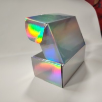 Emballage cadeau haut de gamme pliable couleur brillante argenté recyclable avec doublure en éponge holographique, gaufrage et pelliculage mat pour chaussettes