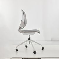 Chaise de bureau ergonomique avec design en maille rotative confortable, roulettes. Salle de conférence, visiteur, chaise de formation.