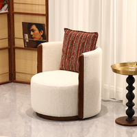 Fauteuil d'appoint blanc crème avec structure en bois massif, revêtement en bouclette, siège de détente en mousse haute résilience