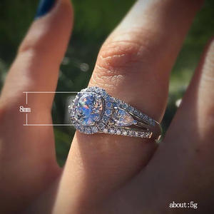 Anello di fidanzamento da donna F887 in oro bianco con diamante taglio a pera, diamante naturale colore G e pietre laterali - Product Image 3