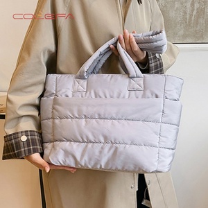 กระเป๋าโท้ท Colefa สีเทาอ่อน นุ่มฟู หรูหรา คุณภาพเยี่ยม ขายดี  สามารถสั่งทำโลโก้ส่วนตัวได้ กระเป๋าโท้ทสีชมพูฟูฟ่อง พร้อมโลโก้ของฉัน - Product Image 1