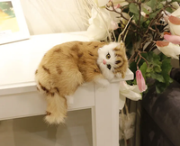 Une poupée de chat en peluche est un cadeau comme jouet en peluche de simulation