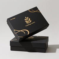 Boîte cadeau de luxe noire pour vêtements, logo doré, emballage haut de gamme en carton ondulé personnalisé, matériaux recyclés, gaufrage, fourrure