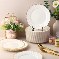 Assiettes de Présentation Personnalisées en Plastique Écologique de 13 Pouces avec Bord Doré – Vente en Gros pour Fêtes, Mariages, Traiteur et Décoration de Table