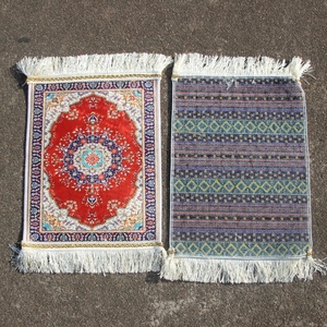 Alfombra de oración lavable de seda helada de pelo corto YASEEN con amortiguación mejorada para rodillas y frente, diseño islámico moderno - Product Image 4