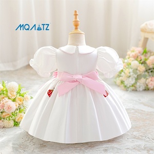 MQATZ Vestito in Raso per Bambina con Maniche Corte e Decorazione a Fragola per Primo Compleanno - Product Image 2
