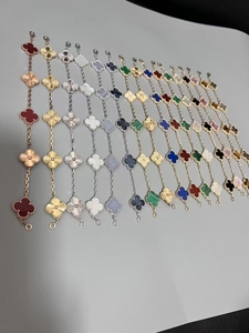 สร้อยข้อมือรูปใบโคลเวอร์ชุบทอง18K ของผู้หญิงสร้อยข้อมือแฟชั่นคุณภาพสูงคลาสสิกของขวัญนำโชค