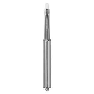 Pinceau plat pour nail art en gel UV avec manche en métal argenté, poils synthétiques et virole sertie pour manucure décorative - Product Image 1