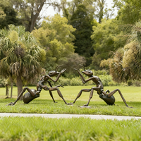 Sculpture en bronze personnalisable de fourmi portant un objet, style dessin animé réaliste, pour la décoration de parcs et de jardins