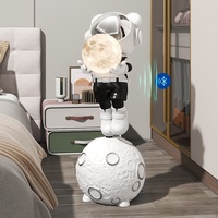 Sculpture d'astronaute en résine durable sur pied avec lampe lunaire, écologique, peinte à la main, ornement moderne pour salon