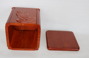 Деревянная урна для праха человека, мемориальная урна из массива дерева с гравировкой «Молящиеся руки» - Product Image 3