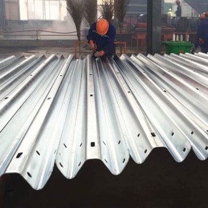 Barandilla de acero W-Beam para control de tráfico, barrera contra choques, superficie galvanizada sumergida en caliente, estándar de seguridad vial - Product Image 2