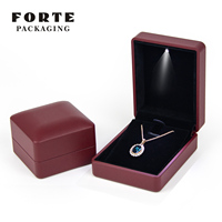 Boîte de présentation de bijoux LED personnalisée FORTE avec options multicolores en cuir PU, logo personnalisé pour un emballage de luxe