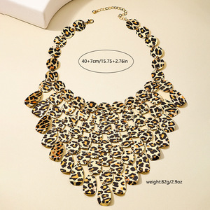 Joyería de moda 2024, venta al por mayor, collar con Babero con estampado de leopardo geométrico con lentejuelas de metal para mujer, collares con colgante en capas de leopardo