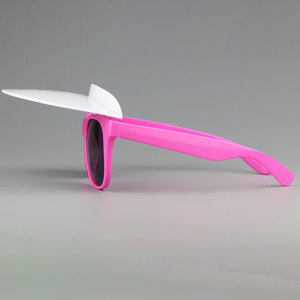 Promozione di Fabbrica 2025: <span class=keywords><strong>Occhiali</strong></span> <span class=keywords><strong>da</strong></span> <span class=keywords><strong>Sole</strong></span> in Plastica Personalizzabili con Logo e <span class=keywords><strong>Visiera</strong></span> Rimovibile, <span class=keywords><strong>Occhiali</strong></span> <span class=keywords><strong>da</strong></span> <span class=keywords><strong>Sole</strong></span> Economici - Product Image 2