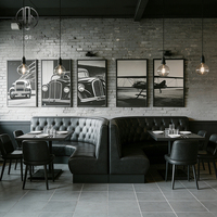 Ensemble de mobilier de restaurant de luxe Ron Group : banquette en cuir noir et table carrée rembourrée noire