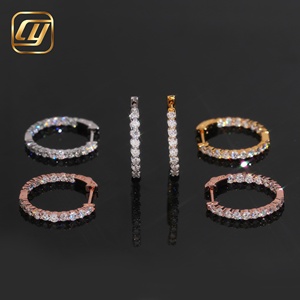Boucles d'oreilles créoles classiques en moissanite plaquées or, taille brillant rond, sertissage en canal, luxe, pour femme, usage quotidien - Product Image 4
