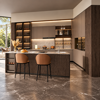Meubles de cuisine modulaires modernes sur mesure, grand îlot, étagère à vin en verre LED, rangement multifonctionnel, construction en contreplaqué massif
