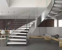 Escalier courbé de style européen, escalier courbé intérieur avec main courante en bois