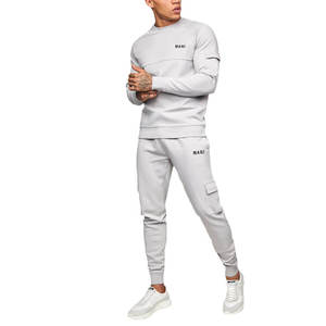 Ensemble de survêtement pour homme en molleton technique, personnalisable avec logo OEM, comprenant un sweat à capuche cargo et un pantalon de jogging ajusté, vente en gros, fabricant - Product Image 2