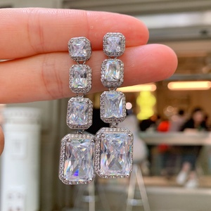 Boucles d'oreilles pendantes longues en cuivre plaqué argent, zircon blanc et jaune taille radiant, bijoux de mode écologiques pour un style rétro élégant - Product Image 5