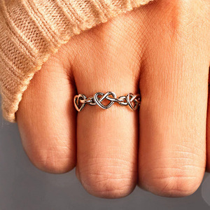 Anello a Forma di Cuore con Linee Incrociate, Design Minimalista ed Elegante, Gioiello da Donna per Uso Quotidiano - Product Image 3